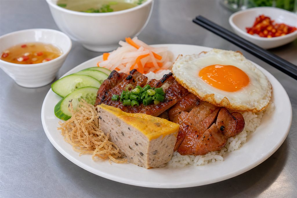 Cơm tấm thêm trứng ốp la và chả trứng