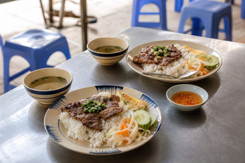 Không gian quán cơm tấm bình dân ở Sài Gòn