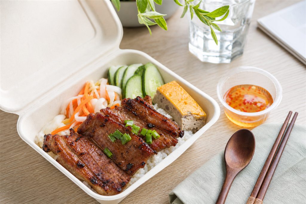Phần cơm tấm gọn cho bữa trưa văn phòng hoặc mang đi
