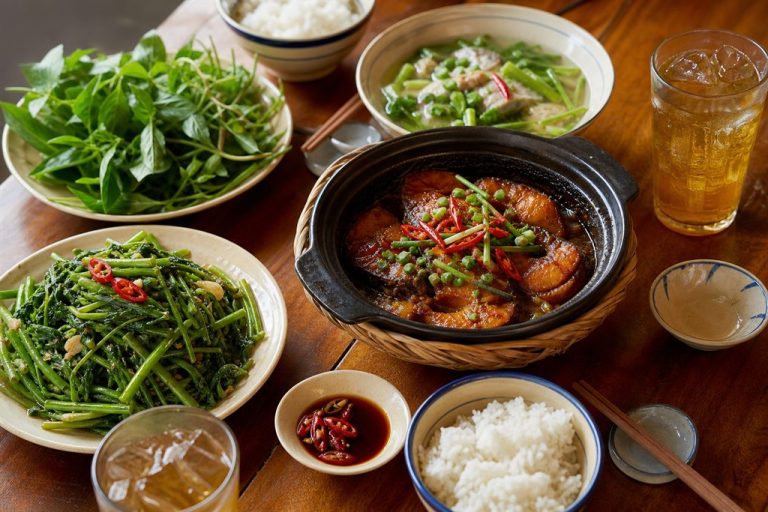 Bàn món Việt minh họa cho danh sách quán ăn ngon TP.HCM cuối tuần