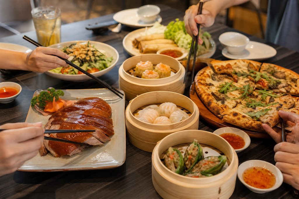 Bàn ăn nhóm minh họa cho quán ăn ngon TP.HCM cuối tuần