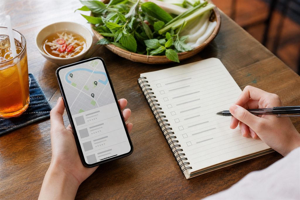 Điện thoại và checklist minh họa kinh nghiệm chọn quán ăn TP.HCM