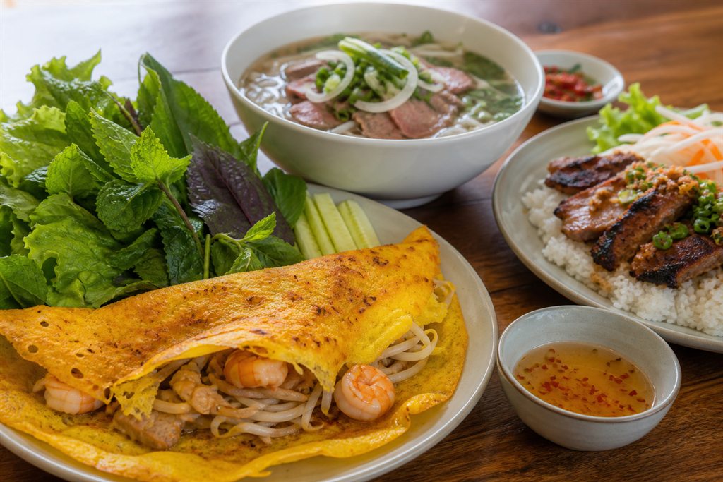 Bánh xèo phở và cơm tấm minh họa món ngon TP.HCM