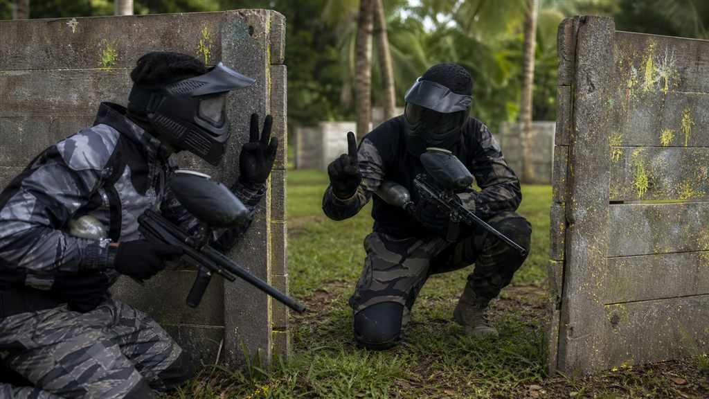 Người chơi paintball ẩn nấp sau chướng ngại vật