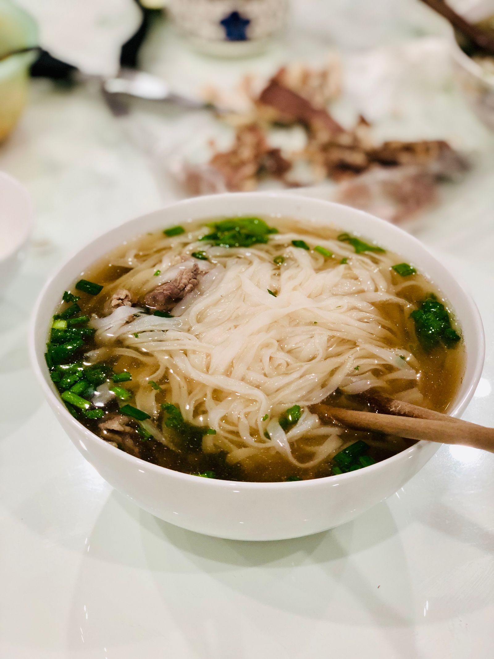 Bát mì với đũa trên bàn - Ảnh minh họa