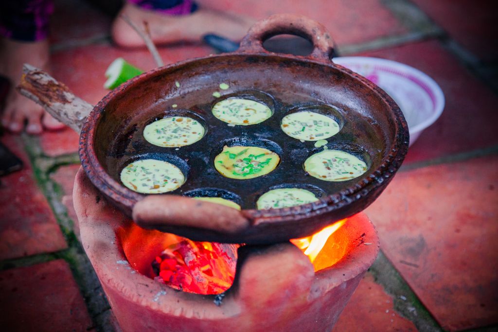 Banh xeo vang gion nhan tom thit đầy đặn
