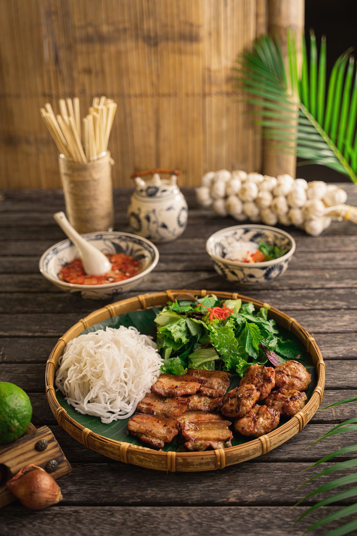 To bun thit nuong voi thit nuong than hoa, cha gio, rau song