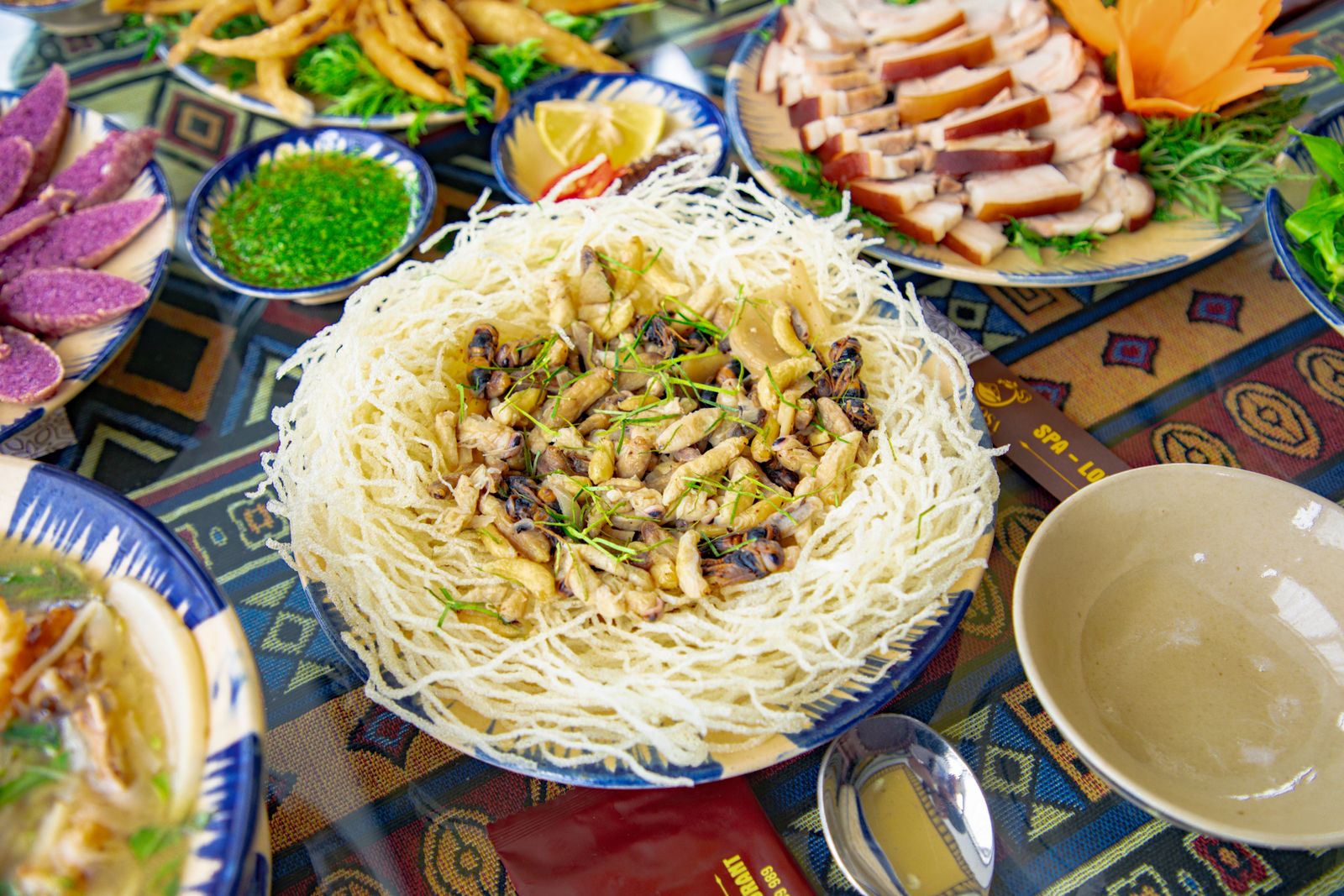 Các món ăn truyền thống bày trên bàn - Ảnh minh họa
