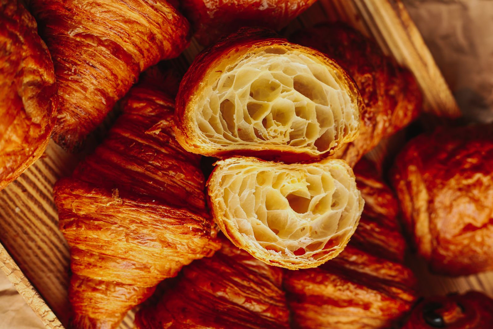 Bánh croissant trứng muối khổng lồ - Ảnh minh họa