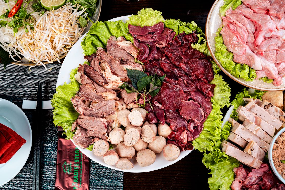 Nồi lẩu với nhiều topping cho nhóm bạn tại quán ăn Sài Gòn