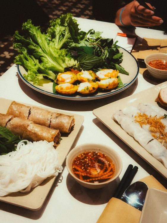 Mẹo đi ăn nhóm tiết kiệm tại Sài Gòn