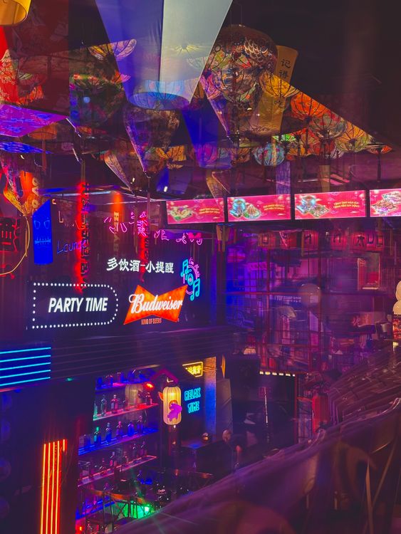 Rooftop bar Sài Gòn sôi động với cocktail buổi tối - Ảnh minh họa