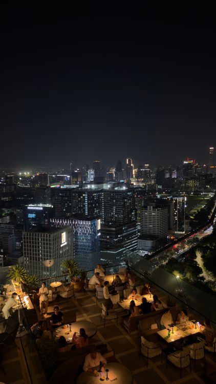 Không gian rooftop bar Sài Gòn buổi tối lãng mạn - Ảnh minh họa