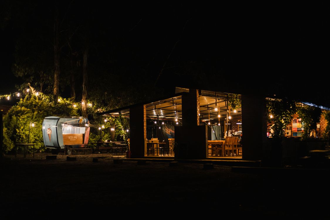 Không gian cafe rooftop Sài Gòn về đêm với đèn dây - Ảnh minh họa