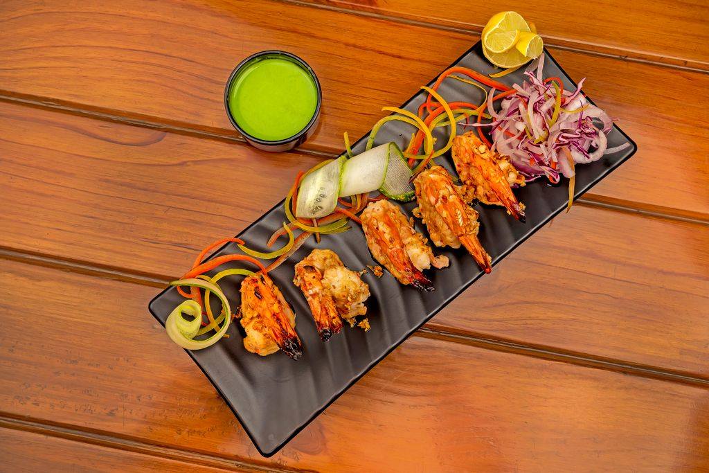 Đĩa hải sản tươi ngon với tôm, mực, cá nướng tại Phan Thiết