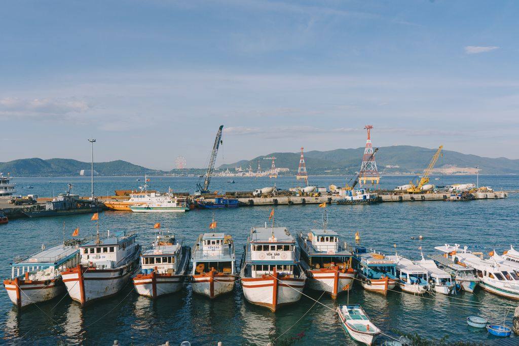 Làng chài Mũi Né với thuyền đánh cá nhiều màu sắc trên bãi biển
